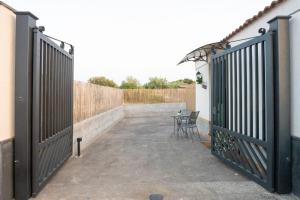 a patio with a fence and a table and chairs at Amò Casa in Fiumefreddo di Sicilia