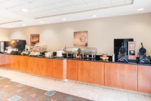 A restaurant or other place to eat at Wingate by Wyndham Gillette near CAM-PLEX