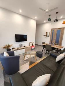a living room with a couch and a table at La Villa K - 1 Chambre Salon in Lomé