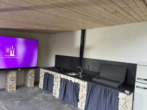 a tv on a counter with a laptop on it at Villa Luca e Vale in Graniti