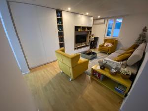 a living room with a couch and a chair at Casa dos Paralelos RC in Moledo