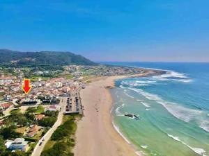 an aerial view of a beach with a red arrow at Casa dos Paralelos RC in Moledo