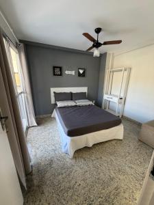 a bedroom with a bed and a ceiling fan at Cobertura de Frente Para o Mar e Piscina Village das Ondas in Piúma +35 photos