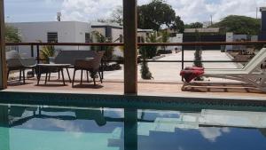 ein Swimmingpool mit Tisch und Stühlen daneben in der Unterkunft Rosa Brisa Apartment in Willemstad