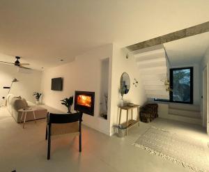 a living room with a fireplace and a couch at Casa Aurora in Almoharín