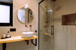 a bathroom with a sink and a shower with a mirror at Casa Aurora in Almoharín +21 photos