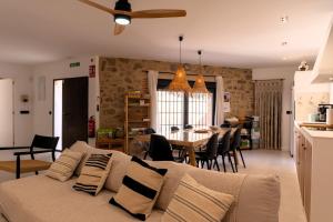 a living room with a couch and a table at Casa Aurora in Almoharín