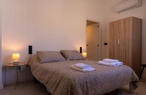 a bedroom with a bed with two towels on it at Casa Aurora in Almoharín