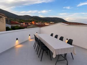 a table and chairs on a balcony with a view at Casa Aurora in Almoharín