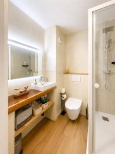 a bathroom with a toilet and a sink and a shower at Les Marcassins - Cinéma privé - Alpexpo - 5 Chambres in Échirolles +15 photos
