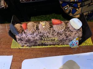 eine Schokoladengeburtstagstorte mit Erdbeeren darauf in der Unterkunft Jedd Palace in Kpannou