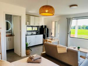 a living room with a couch and a kitchen at Carmela, Colonia Estrella in Carmelo
