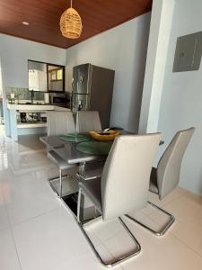 a dining room with a table and chairs at El Refugio de Montenegro in Montenegro