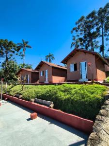 a house with a red curb in front of it at Recanto Raios do Sol in Caldas