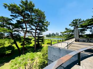 a view from the top of a building with trees at パークホテル楽々園 in Maebashi