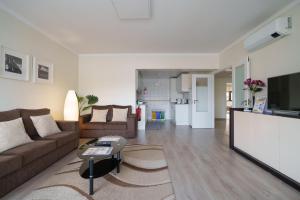 a living room with a couch and a tv at StaynFeel 03 in Fátima