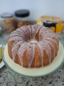 a bundt cake on a plate on a table at Pousada Caravelas - Centro de Paraty in Paraty