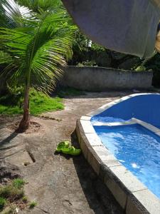 a pair of green flip flops next to a swimming pool at Casa grande in Serra