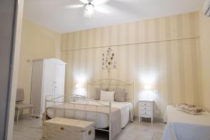 a bedroom with a bed and a dresser and a bed sidx sidx sidx sidx at Dimora dei Grifi in Ascoli Satriano
