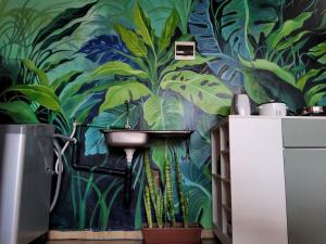 a bathroom with a mural of a sink at Casa hogareña Pequeña in Ica +9 photos
