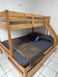 ein hölzernes Etagenbett in einem Zimmer in der Unterkunft Charme 239 in Natal