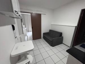 ein Badezimmer mit einem schwarzen Stuhl und einem Waschbecken in der Unterkunft Charme 239 in Natal + 13 Fotos