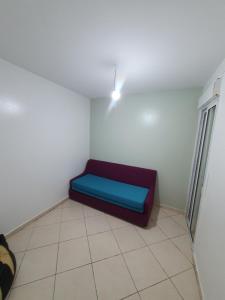 a room with a couch in the corner of a room at la vue coucher de soleil in Hauara +4 photos