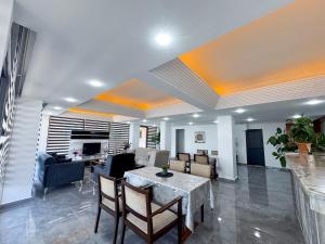 a living room with a table and chairs at Ayliz City Otel in Manavgat