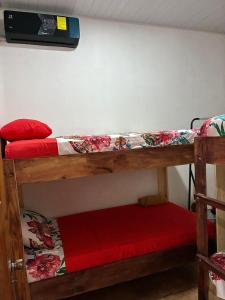 a couple of bunk beds in a room at Buganvilias Quepos No 1 con aire acondicionado in Quepos +2 photos