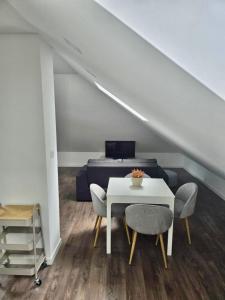 a room with a table and chairs and a bed at Domus Viriato in Viseu