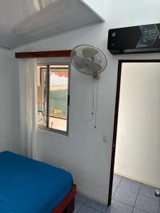 a room with a room with a fan and a window at Buganvilla No 3 Aire Acondicionado in Quepos