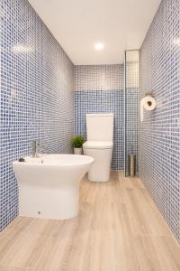 a bathroom with a white sink and a toilet at apartamento las torres-botanico con 2 habitaciones in Valencia