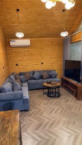 a living room with a blue couch and a table at اكواخ سمر in Abha