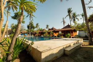 a view of the swimming pool at the resort at Welly Bungalow in Gili Trawangan