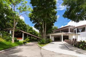 a house with a walkway in front of it at The Glens Tagaytay in Kaybagal