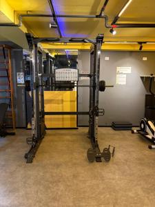 a garage with a gym with two tread machines at Flat Fabuloso Hotel Berrini in São Paulo