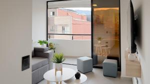 a living room with a couch and a table at Apartamento Baruch IV in Itagüí