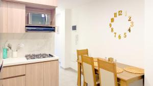 a kitchen with a table and a stove top oven at Apartamento Baruch IV in Itagüí