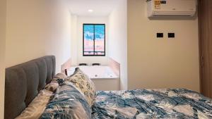a person laying on a bed in a room with a tub at Apartamento Baruch IV in Itagüí