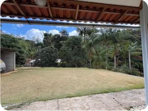 a view of a yard from a patio at Aconchego Anjo Helena in Domingos Martins