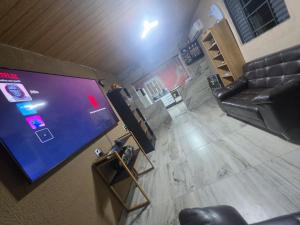 an overhead view of a room with a large screen at Chácara pedaçoDcéu in Cavalcante
