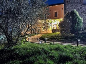 a house with a walkway in front of a building at Le Cottage in Aguts