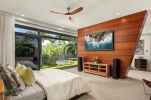 a bedroom with a bed and a ceiling fan at Villa Kahala Honolu With Pool in Honolulu +24 photos