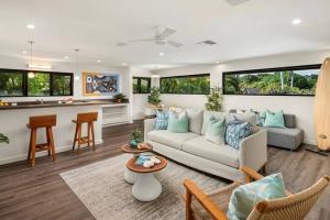 a living room with a couch and a kitchen at Villa Kahala Honolu With Pool in Honolulu