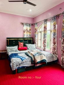 a bedroom with a bed and a window at Aesthetic Homestay in Harganyiwan