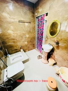 a bathroom with a toilet and a sink and a shower at Aesthetic Homestay in Harganyiwan