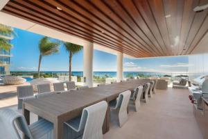a dining room with a long table and chairs at Sunset View Apartment Deluxe in Honolulu
