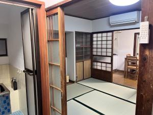 a room with a door to a room with a kitchen at 御宿空蝉 in Tokyo