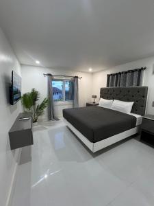 a bedroom with a large bed and a window at Deluxe two 2 bedroom in Priory