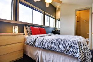 מיטה או מיטות בחדר ב-Barton Hills Condominiums